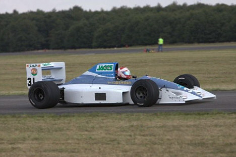 Gennem halvfjerdserne og firserne dukkede mange nye mærker op i Formel 1, da man nemt kunne bygge en racer omkring en Ford Cosworth-motor og en Hewland-gearkasse. Coloni gjorde dette, men konkurrencen blev hårdere, og dette eksemplar er en af de sidste F1-racere, man byggede. Bilen blev kørt af Pedro Chaves og Naoki Hattori, der dog aldrig kvalificerede den til et løb i 1991.